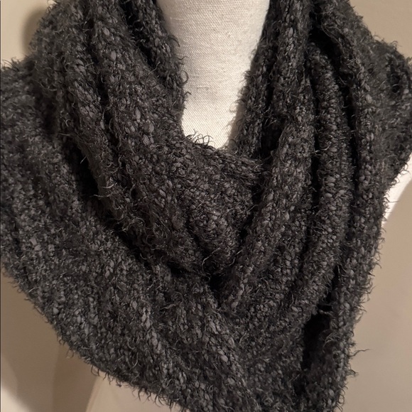 Abercrombie & Fitch πhost pickππknitted infinity scarf in shades of charcoal - Picture 2 of 6